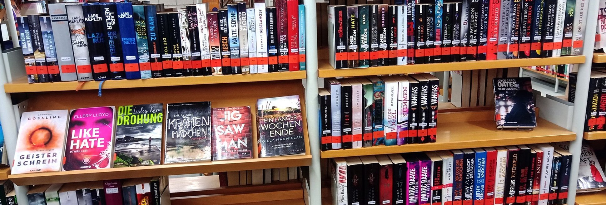Bücherregal in der Stadtbibliothek in Herten