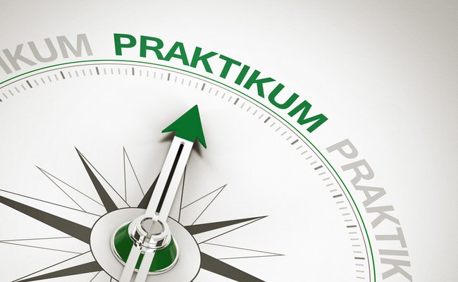 Kompasspfeil zeigt auf das Wort „Praktikum“