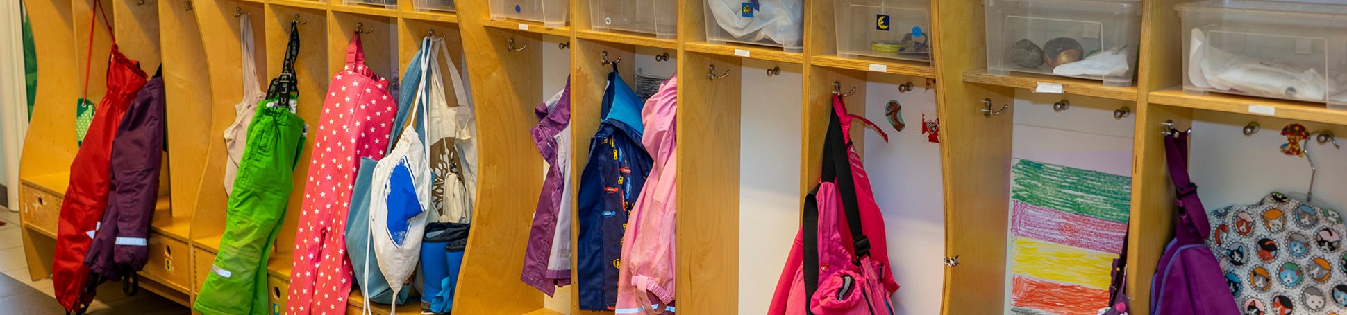 Garderobe in einem Kindergarten mit verschiedener Kleidung