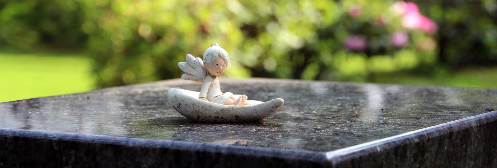 Kleine Figur auf einem Grabstein