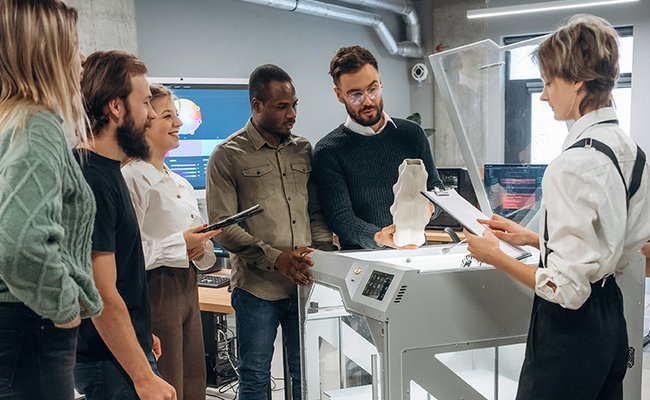 Gruppe junger Leute am 3D-Drucker
