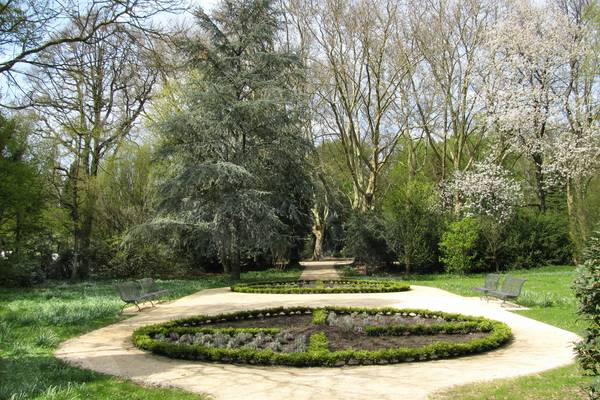 Der idyllische Rosengarten liegt inmitten des Schlossparks.