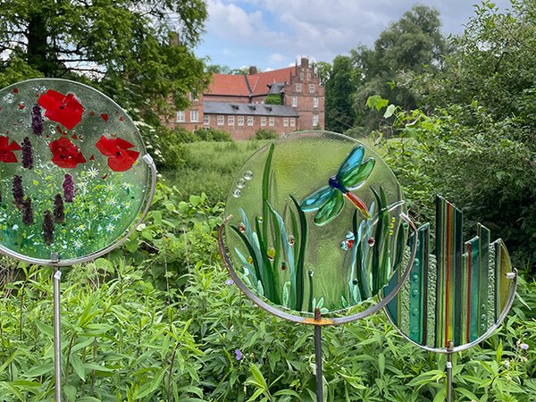 Glasskulpturen auf dem Kunstmarkt vor dem Schloss in Herten