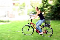 Frau auf einem Fahrrad