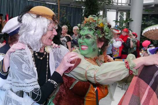 Gut gelaunte Damen in bunten Kostümen bei der Polonaise. Gut gelaunte Damen in bunten Kostümen bei der Polonaise.