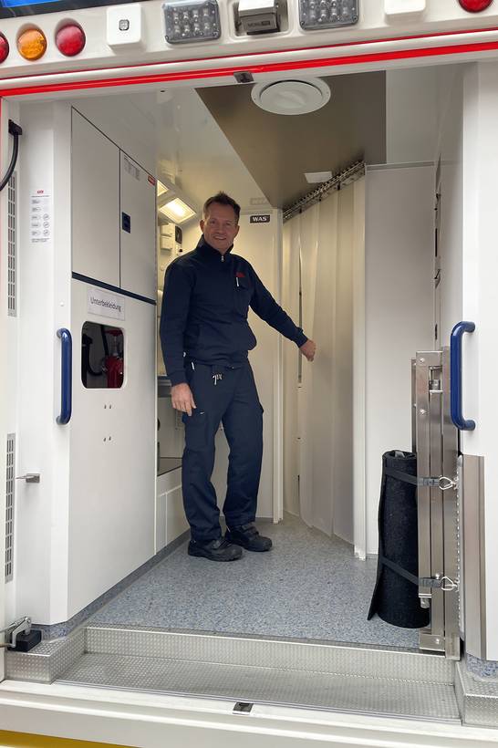 Nach dem Umbau eines Rettungswagens steht der Berufsfeuerwehr Herten ein Gerätewagen Hygiene zur Verfügung, damit die Einsatzkräfte noch vor Ort die kontaminierte Kleidung austauschen können. Thorsten Geldermann (Leiter Abteilung Technik) stellt das Innenleben und die Vorteile des neuen Einsatzfahrzeugs vor. Nach dem Umbau eines Rettungswagens steht der Berufsfeuerwehr Herten ein Gerätewagen Hygiene zur Verfügung, damit die Einsatzkräfte noch vor Ort die kontaminierte Kleidung austauschen können. Thorsten Geldermann (Leiter Abteilung Technik) stellt das Innenleben und die Vorteile des neuen Einsatzfahrzeugs vor.