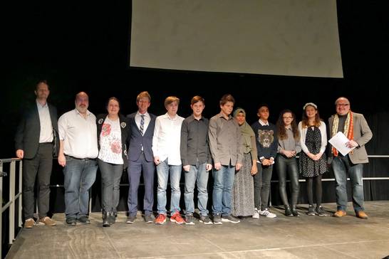 Die Schülerinnen und Schüler erhielten den Preis für ihren Film 'Geschichte(n) ohne Kohle'. Der Film entstand in Kooperation mit dem Heimatverein Westerholt und dem Stadtteilbüro Hassel.Westerholt.Bertlich. Die Schülerinnen und Schüler erhielten den Preis für ihren Film 'Geschichte(n) ohne Kohle'. Der Film entstand in Kooperation mit dem Heimatverein Westerholt und dem Stadtteilbüro Hassel.Westerholt.Bertlich.