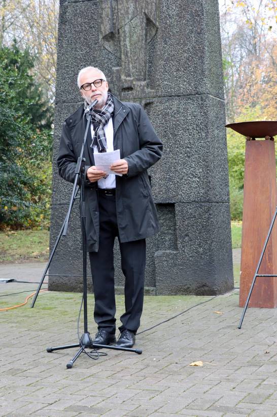 Bürgermeister Matthias Müller erinnert in seiner Rede an die Opfer vergangener Kriege und betont die Bedeutung des Gedenktages.