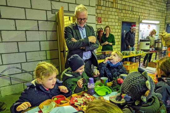 Der Zentrale Betriebshof Herten (ZBH) lud die kleinen Siegerinnen und Sieger der Baumschmück-Aktion „Bring Herten zum Strahlen“ zu einer kleinen Feier ein. Bürgermeister Matthias Müller war ebenfalls vor Ort (Foto: Stadt Herten). Der Zentrale Betriebshof Herten (ZBH) lud die kleinen Siegerinnen und Sieger der Baumschmück-Aktion „Bring Herten zum Strahlen“ zu einer kleinen Feier ein. Bürgermeister Matthias Müller war ebenfalls vor Ort (Foto: Stadt Herten).