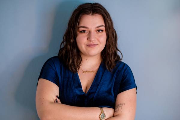 Die junge Nachwuchskabarettistin und Autorin Teresa Reichl gestaltet gemeinsam mit dem Poetry Pub Herten die „Poetry Slam Nacht“ am Donnerstag, 29. Februar, um 20.07 Uhr im Glashaus (Foto: Lolografie).