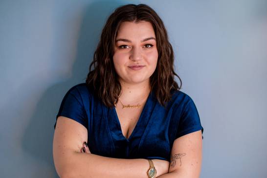 Die junge Nachwuchskabarettistin und Autorin Teresa Reichl gestaltet gemeinsam mit dem Poetry Pub Herten die „Poetry Slam Nacht“ am Donnerstag, 29. Februar, um 20.07 Uhr im Glashaus (Foto: Lolografie). Die junge Nachwuchskabarettistin und Autorin Teresa Reichl gestaltet gemeinsam mit dem Poetry Pub Herten die „Poetry Slam Nacht“ am Donnerstag, 29. Februar, um 20.07 Uhr im Glashaus (Foto: Lolografie).