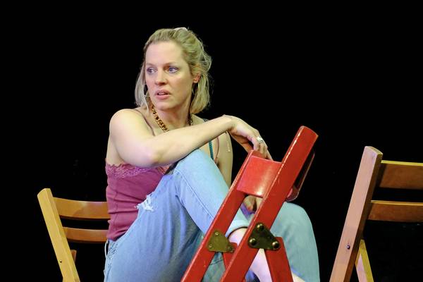 Am Dienstag, 26. November, um 18 Uhr führt das freie Künstler*innenkollektiv „Die Komplizen* – Freies Schauspiel“ das Theaterstück „Die Frau die gegen Türen rannte“ im Glashaus Herten auf. Der Eintritt ist kostenlos. Auf dem Bild ist Lisa Bihl als Paula Spencer zu sehen (Foto: Frank Trompetter).