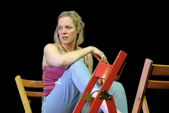 Am Dienstag, 26. November, um 18 Uhr führt das freie Künstler*innenkollektiv „Die Komplizen* – Freies Schauspiel“ das Theaterstück „Die Frau die gegen Türen rannte“ im Glashaus Herten auf. Der Eintritt ist kostenlos. Auf dem Bild ist Lisa Bihl als Paula Spencer zu sehen (Foto: Frank Trompetter).