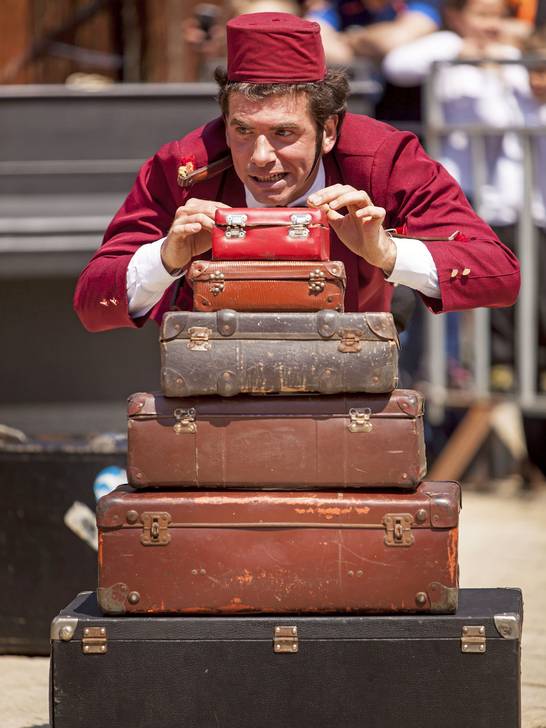 Koffer in einem Koffer in einem Koffer – Mittels Pantomime, Clownerie und Zirkustricks nimmt der charmante Hotelpage Luigi Ciotta das Publikum mit in eine andere Welt. (Foto: Kfir Bolotin)