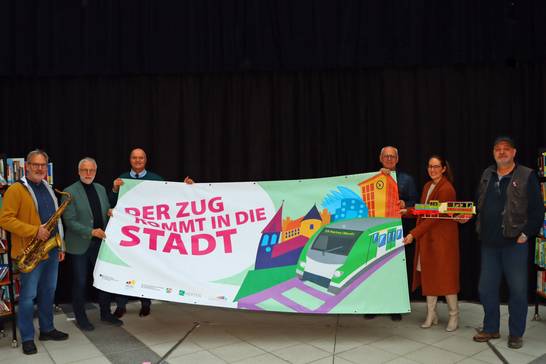 (v.l.) Peter Joachimsmeier als Teil der Band Quasi 40, Bürgermeister Matthias Müller, Bernhard Felling (Vorsitzender Ausschuss für Stadtentwicklung, Digitalisierung und Wirtschaft), der Landtagsabgeordnete Carsten Löcker, Carina Christian vom Stadtentwicklungsamt und Karl-Heinz Feindert von der Franz-Hahn-Werkstatt freuen sich auf das Event im Glashaus. (v.l.) Peter Joachimsmeier als Teil der Band Quasi 40, Bürgermeister Matthias Müller, Bernhard Felling (Vorsitzender Ausschuss für Stadtentwicklung, Digitalisierung und Wirtschaft), der Landtagsabgeordnete Carsten Löcker, Carina Christian vom Stadtentwicklungsamt und Karl-Heinz Feindert von der Franz-Hahn-Werkstatt freuen sich auf das Event im Glashaus.