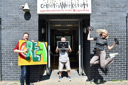 Das Team der CreativWerkstatt Jugenkunstschule Herten, unter der Leitung von Thomas Buchenau (links), freut sich auf die Kunstschülerinnen und -schüler.