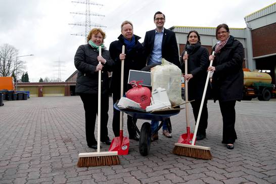 Helene Langner (ZBH-Bereichsleiterin), erster Beigeordneter Volker Lindner, Alexander Letzel (erster stv. Bürgermeister), Heike Schulte-Knappmann (ZBH-Abfallberaterin) und Silvia Godde (zweite stv. Bürgermeisterin) üben beim Pressetermin schon mal für Helene Langner (ZBH-Bereichsleiterin), erster Beigeordneter Volker Lindner, Alexander Letzel (erster stv. Bürgermeister), Heike Schulte-Knappmann (ZBH-Abfallberaterin) und Silvia Godde (zweite stv. Bürgermeisterin) üben beim Pressetermin schon mal für