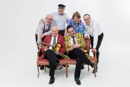 Nur für kurze Zeit, von Sommer 2017 bis Sommer 2018, und nur an wenigen, ausgewählten Orten in Deutschland präsentiert Herbert Knebels Affentheater mit dem Musikprogramm „Rocken bis qualmt“, die größten Hits aus den verschiedenen Programmen (Foto