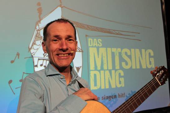 Stefan Nussbaum freut sich über begeisterte Sängerinnen und Sänger.