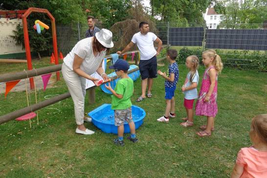 Die kinder des Kindergartens freuen sich über die verschiedenen Aktivitäten.