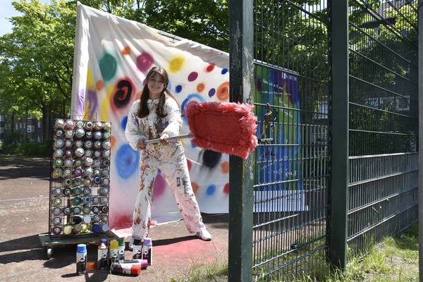 Marlene Klee (Bundesfreiwilligendienstleistende der CreativWerkstatt Herten) zeigt, worauf sich die Teilnehmenden des 4. Jugendkunstschultages unter anderem freuen können.
