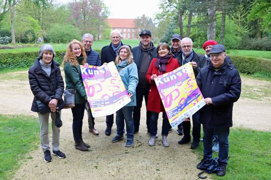 Die Organisatorinnen, Organisatoren, Sponsorinnen sowie Sponsoren des Kunstmarkts 2024 freuen sich auf das Pfingstwochenende: Margot Urban (Förderverein Orangerie Herten e. V.), Miriam Siemer (Hertener Stadtwerke), Norbert Grosse (Autohaus Bieling), Wilhelm Uhlenbruch, Volksbank Ruhr-Mitte, Sylvia Seelert, Leiterin des Kulturbüros, Tim Langer und Bettina Hahn vom Kulturbüro, Horst Urban (Förderverein Orangerie Herten e. V.), Bürgermeister Matthias Müller, Sabine Fiedler (Förderverein Orangerie Herten e. V.), Michael Polubinski (Verkehrsverein Herten) (v.l.n.r.).