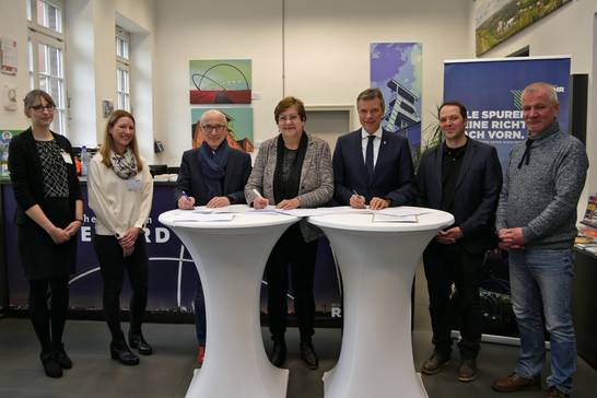 Hertens Bürgermeister Fred Toplak (3.v.l.), RVR-Regionaldirektorin Karola Geiß-Netthöfel (Mitte) und Christoph Tesche, Bürgermeister der Stadt Recklinghausen unterschrieben im Beisein der Mitarbeiterinnen und Mitarbeiter des Besucherzentrums den Koope