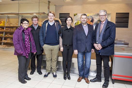 Fachbereichsleiter Peter Brautmeier, Inhaber Cenk Ulu mit seiner Frau, Vermieter Marcel Licht, Martin Marzalla von der Werbegemeinschaft Langenbochum sowie Frauke Wiering von der Hertener Wirtschaftsförderung freuen sich über das neue Lebensmittelangebo Fachbereichsleiter Peter Brautmeier, Inhaber Cenk Ulu mit seiner Frau, Vermieter Marcel Licht, Martin Marzalla von der Werbegemeinschaft Langenbochum sowie Frauke Wiering von der Hertener Wirtschaftsförderung freuen sich über das neue Lebensmittelangebo