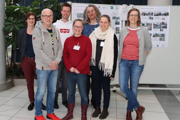 Anja Thomas (Stadt Herten), Bürgermeister Fred Toplak, Lars Thede (Stadt Herten), Kirsten Niklas, Andrea Fromberg und Helena Bauer vom Planungsbüro VIA aus Köln und Dr. Inga Molenda vom Zukunftsnetz Mobilität zusammen beim Abschlussworkshop des Fußve