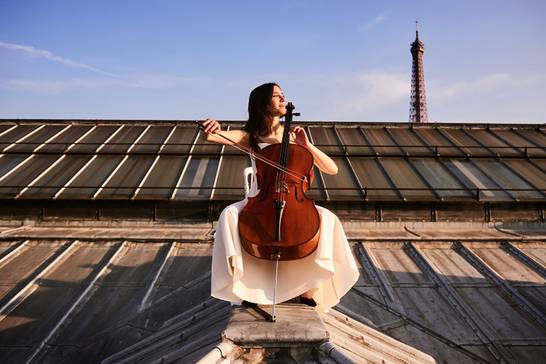 Die franko-belgische Cellistin Camille Thomas ist 1988 in Paris geboren und hat im Alter von 4 Jahren mit dem Cello-Spiel begonnen. Sie steht zusammen mit Julien Brocal auf der Bühne im Schloss (Foto: BenR).