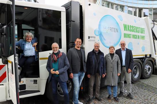 Erste Beigeordnete Janine Feldmann, Bürgermeister Matthias Müller, Gregor Born (zweiter ZBH-Betriebsleiter), Peter Braumeier (h2-Netzwerk ruhr), Dr. Babette Nieder (HTVG) und Thorsten Westerheide (erster ZBH-Betriebsleiter) freuen sich über die Neuanschaffung.   