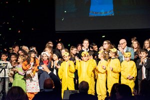 Die Kinder- und Jugendkulturpreisträger*innen 2019 gemeinsam auf der Bühne
