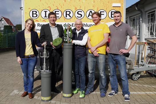 Bürgermeister Fred Toplak (Mitte) besuchte gemeinsam mit Michael Blume, Leiter der Wirtschaftsförderung (2.v.l.), die Gesellschafter Tanja Meyer-Lenzen (links) und Jens Meyer (2.v.r.) und ihren Mitarbeiter Bernard Röhlmann (rechts).
