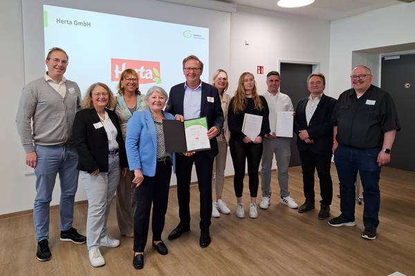 Johannes Kölker (5. v. l.), Geschäftsführer der Herta GmbH, und sein Team erhalten die ÖKOPROFIT®-Zertifizierungsurkunde von Hertens Stadtbaurätin Janine Feldmann (4. v. l.) überreicht. 