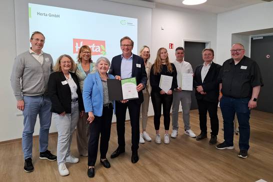 Johannes Kölker (5. v. l.), Geschäftsführer der Herta GmbH, und sein Team erhalten die ÖKOPROFIT®-Zertifizierungsurkunde von Hertens Stadtbaurätin Janine Feldmann (4. v. l.) überreicht. Johannes Kölker (5. v. l.), Geschäftsführer der Herta GmbH, und sein Team erhalten die ÖKOPROFIT®-Zertifizierungsurkunde von Hertens Stadtbaurätin Janine Feldmann (4. v. l.) überreicht.