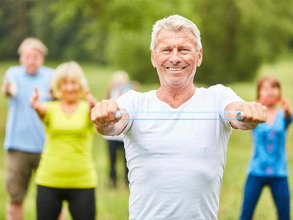 Seniorengymnastik mit Stretchband