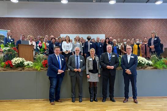 Bei der Abschlussveranstaltung der letzten Ökoprofit-Projektrunde in der Martin-Luther-Europaschule empfingen 14 Unternehmen aus dem Kreis Recklinghausen ihre Zertifikatsurkunde aus den Händen von Landrat Bodo Klimpel (3.v.r.) und Christine Sommer in Vertretung für den Schirmherrn Martin Brambach sowie den Bürgermeistern Andreas Stegemann (Haltern am See), Matthias Müller und André Dora (Datteln, von links nach rechts).