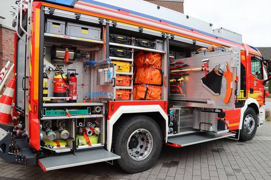 Das Hilfeleistungslöschfahrzeug der Berufsfeuerwehr Herten hat vom kleinen Werkzeugschlüssel über einen hydraulischen Spreitzer bis hin zum 2.000 Liter fassenden Löschwassertank alles dabei. Hier sieht man einen Teil des Inventars. 