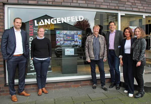 Nehmen das digitale Schaufenster von Hassel in ihre Mitte: von links nach rechts Niklas Breuer (Wirtschaftsförderung Gelsenkirchen), Lea Wember (Stadtentwicklung Herten), Torsten Hoffbauer (Wir in Hassel e.V.), Michael Blume (Wirtschaftsförderung Herten), Selma Polatkan und Claudia John-Winkhaus (Elektro Langenfeld) (Foto: Birgit Mordhorst, Stadtteilbüro Hassel.Westerholt.Bertlich).