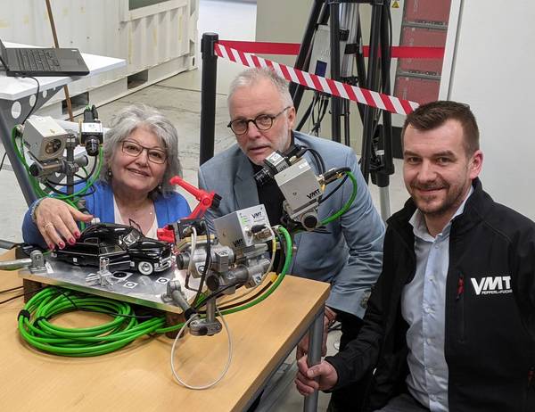 Damian Bentkowski (r.), Teamleiter bei der VMT Bildverarbeitungssysteme GmbH, zeigt Stadtbaurätin Janine Feldmann und Bürgermeister Matthias Müller im Anwenderzentrum h2herten, wie die Systeme des Unternehmens in der Praxis funktionieren.