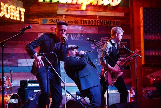 Gemeinsam mit Beatboxmeister Kevin O Neal und dem Gitarrenvirtuosen Sean Athens schmiedet Bandleader Chris Kramer einen innovativen Mix aus traditionellem Blues und modernen Beatboxsounds (Foto: Raphael Tenschert). Gemeinsam mit Beatboxmeister Kevin O Neal und dem Gitarrenvirtuosen Sean Athens schmiedet Bandleader Chris Kramer einen innovativen Mix aus traditionellem Blues und modernen Beatboxsounds (Foto: Raphael Tenschert).
