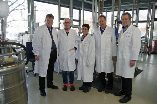 Bürgermeister Fred Toplak (2.v.l.), Stadtbaurat Volker Lindner (2.v.r.) sowie Frauke Wiering (Mitte) und Dieter Kwapis (1.v.r.) von der städtischen Wirtschaftsförderung besuchten den Standort in Herten. Standortleiter Dr. Lutz Mayer erklärte die Arbei