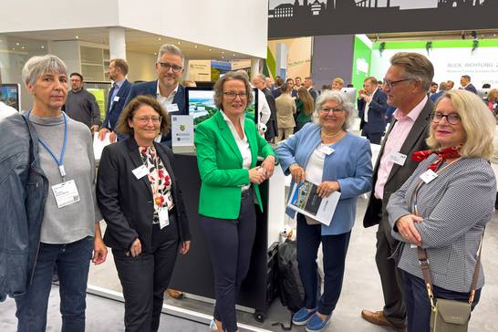 Claudia-Müller-Werner (Kreis Recklinghausen), Frauke Wiering (Wirtschaftsförderung der Stadt Herten), Hendrik Eßers (Stadt Recklinghausen), Ina Scharrenbach (NRW-Ministerin für Heimat, Kommunales, Bau und Digitalisierung), Janine Feldmann (Stadtbaurätin der Stadt Herten), Bernd Lohse (Neue Zeche Westerholt) informierten sich auf der Messe in München. Claudia-Müller-Werner (Kreis Recklinghausen), Frauke Wiering (Wirtschaftsförderung der Stadt Herten), Hendrik Eßers (Stadt Recklinghausen), Ina Scharrenbach (NRW-Ministerin für Heimat, Kommunales, Bau und Digitalisierung), Janine Feldmann (Stadtbaurätin der Stadt Herten), Bernd Lohse (Neue Zeche Westerholt) informierten sich auf der Messe in München.