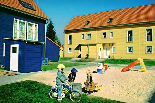 Bullerbüsiedlung. Spielende Kinder (06/99) Bullerbüsiedlung. Spielende Kinder (06/99)