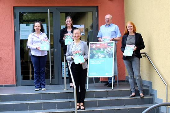 Das Team der VHS Herten stellt das neue Kurs-Programm vor (v. l. n. r.): Vanessa Drosten, Monika Engel, Gabi Trapp, Ralf Pohl und Christine Fester.