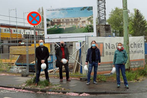 (v.l.nr.) Sebastian Scholz (Leiter HIB), Bürgermeister Matthias Müller, Architekt Carsten Barkmann (HIB) und Maike Stiel (Geschäftsführerin der Falkennest Kita gGmbH) freuen sich über das Vorschreiten des Bauprojekts.