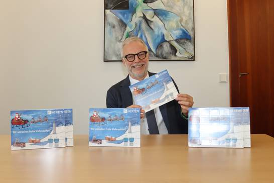 Bürgermeister Matthias Müller präsentiert die neuen Adventskalender. 