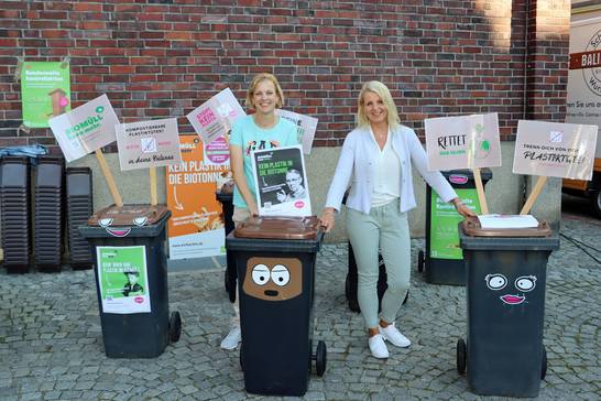 Die Abfallberaterinnen Andrea Eckert (links) und Susanne Hellen-Mechsner (rechts) informieren Bürgerinnen und Bürger, was in die Biotonne darf und was nicht.

