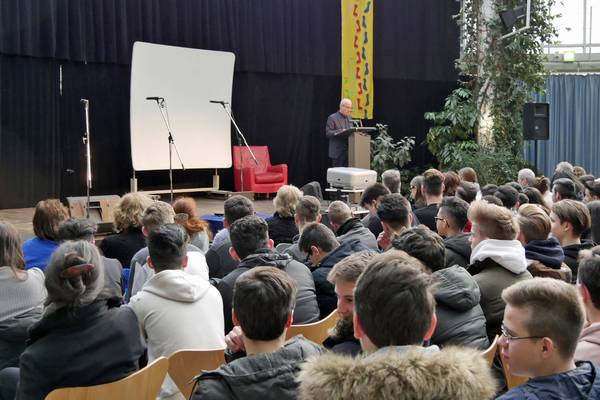 Rund 300 Schülerinnen und Schüler gedachten gemeinsam mit Bürgermeister Fred Toplak im Glashaus der Opfer, die unter dem nationalsozialistischen Regime getötet worden sind.