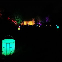 
                                Schlosspark mit Lichtinszenierung
                            